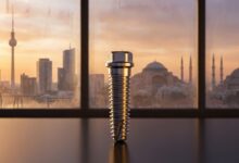 Un implant dentaire en titane de haute technologie au premier plan, avec en arrière-plan flou une vue panoramique fusionnant les horizons de l'Allemagne et d'Istanbul en Turquie, symbolisant le tourisme dentaire.