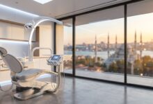Ein fotorealistisches Bild eines hochmodernen Behandlungsraums in einer Zahnklinik mit einem großen Fenster, das einen unscharfen, malerischen Blick auf die Skyline von Istanbul bei Sonnenuntergang freigibt. Im Vordergrund steht sauberes, fortschrittliches zahnärztliches Equipment.
