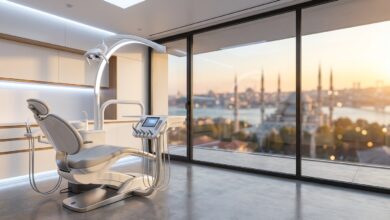 Ein fotorealistisches Bild eines hochmodernen Behandlungsraums in einer Zahnklinik mit einem großen Fenster, das einen unscharfen, malerischen Blick auf die Skyline von Istanbul bei Sonnenuntergang freigibt. Im Vordergrund steht sauberes, fortschrittliches zahnärztliches Equipment.