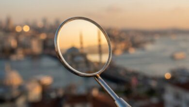 Ein makelloser zahnärztlicher Spiegel, der die unscharfe Skyline von Istanbul bei Sonnenuntergang reflektiert, symbolisiert den Zahntourismus in der Türkei.