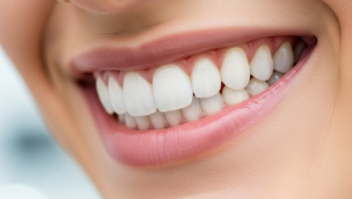 Nahaufnahme eines strahlenden, perfekt gepflegten Lächelns mit weißen, natürlich aussehenden Zähnen, die eine Veneer-Behandlung implizieren. Der Hintergrund ist eine weichgezeichnete, moderne Zahnklinikumgebung.