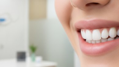 Ein Nahaufnahme-Bild eines strahlenden, gesunden Lächelns mit perfekt aufgehellten Zähnen, umgeben von weichen Lippen. Im unscharfen Hintergrund sind die eleganten, minimalistischen Elemente einer modernen Zahnarztpraxis oder Ästhetikklinik zu erkennen, was die professionelle Qualität der Behandlung unterstreicht. Das Bild vermittelt einen Eindruck von Hygiene, Ästhetik und dem Wunsch nach einem schönen Lächeln, mit einem dezenten Hinweis auf europäisches Design.