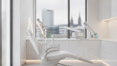Ein modernes, leeres Behandlungszimmer in einer deutschen Zahnarztpraxis mit einer ergonomischen, bequemen Zahnarztliege, sanfter Beleuchtung und verschwommenen technologischen Elementen im Hintergrund, die Ruhe und Fortschritt vermitteln.
