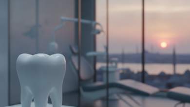 Ein sauberes, stilisiertes Zahnmodell oder modernes Dentalinstrument im Vordergrund einer Zahnklinik, mit einem weich gezeichneten Stadtbild von Istanbul im goldenen Licht als Hintergrund, das die Kosteneinsparungen im Zahntourismus symbolisiert.